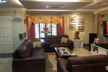 Corner Fully Renovated 300m from LRT Train Station PUCHONG PERDANA 27X65 JALAN MAWAR 4+1 ROOM 