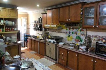 Corner Fully Renovated 300m from LRT Train Station PUCHONG PERDANA 27X65 JALAN MAWAR 4+1 ROOM 