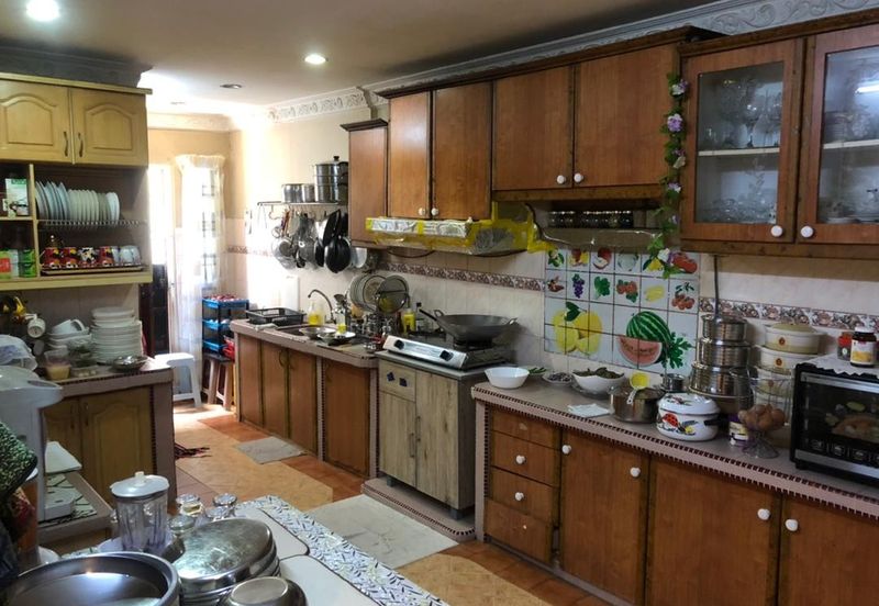 Corner Fully Renovated 300m from LRT Train Station PUCHONG PERDANA 27X65 JALAN MAWAR 4+1 ROOM 