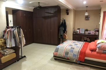 Corner Fully Renovated 300m from LRT Train Station PUCHONG PERDANA 27X65 JALAN MAWAR 4+1 ROOM 