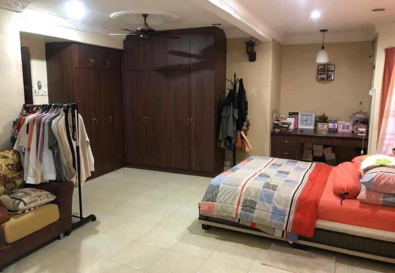 Corner Fully Renovated 300m from LRT Train Station PUCHONG PERDANA 27X65 JALAN MAWAR 4+1 ROOM 