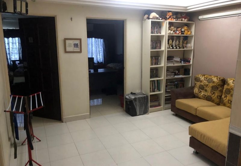 Corner Fully Renovated 300m from LRT Train Station PUCHONG PERDANA 27X65 JALAN MAWAR 4+1 ROOM 