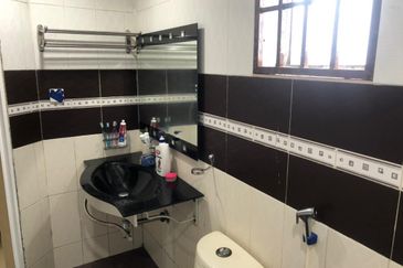 Corner Fully Renovated 300m from LRT Train Station PUCHONG PERDANA 27X65 JALAN MAWAR 4+1 ROOM 