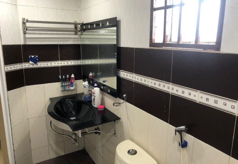 Corner Fully Renovated 300m from LRT Train Station PUCHONG PERDANA 27X65 JALAN MAWAR 4+1 ROOM 