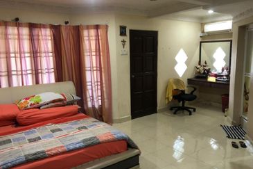 Corner Fully Renovated 300m from LRT Train Station PUCHONG PERDANA 27X65 JALAN MAWAR 4+1 ROOM 