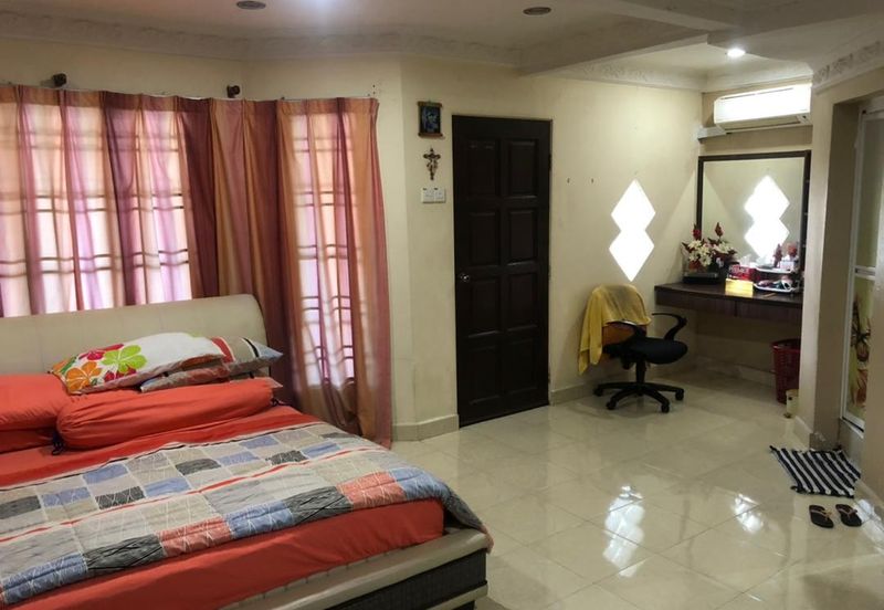 Corner Fully Renovated 300m from LRT Train Station PUCHONG PERDANA 27X65 JALAN MAWAR 4+1 ROOM 