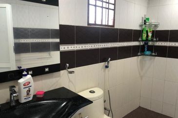 Corner Fully Renovated 300m from LRT Train Station PUCHONG PERDANA 27X65 JALAN MAWAR 4+1 ROOM 