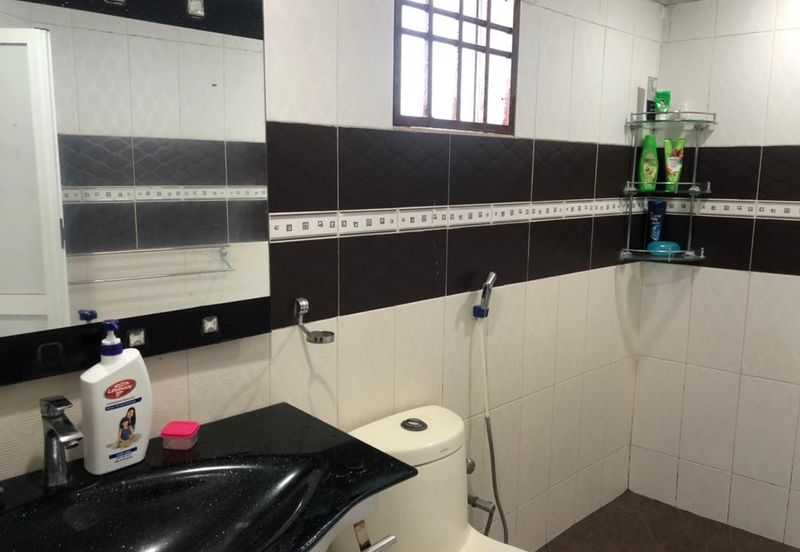 Corner Fully Renovated 300m from LRT Train Station PUCHONG PERDANA 27X65 JALAN MAWAR 4+1 ROOM 