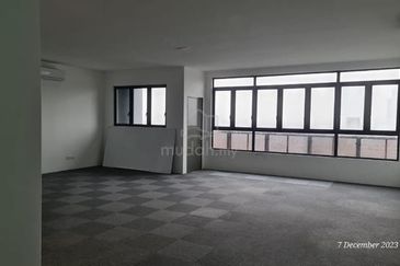 Puchong Utama Main Road facing Ldp + 2unit shop lot side by side 4sty  