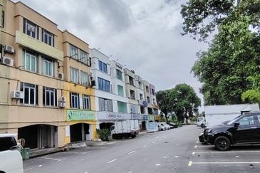 Puchong Utama Main Road facing Ldp + 2unit shop lot side by side 4sty  