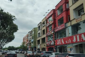Puchong Utama Main Road facing Ldp + 2unit shop lot side by side 4sty  