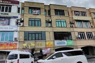 Puchong Utama Main Road facing Ldp + 2unit shop lot side by side 4sty  