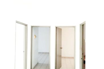 Puteri 7 Sri Camelia Ground floor office/ storage / can stay /can do business  /2 room 1 bathroom  