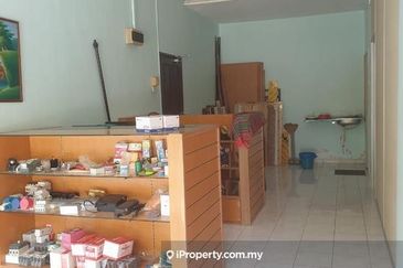 Puteri 7 Sri Camelia Ground floor office/ storage / can stay /can do business  /2 room 1 bathroom  