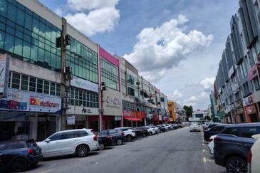 Bandar Puteri 4+ below market price+ 2nd floor Walking distance to LRT (few shop away only) 