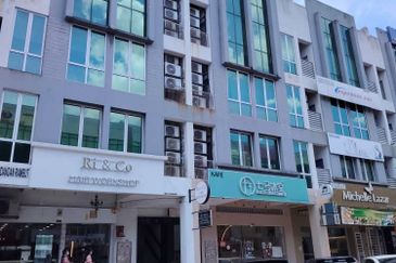 Bandar Puteri 4+ below market price+ 2nd floor Walking distance to LRT (few shop away only) 