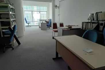 Bandar Puteri 4+ below market price+ 2nd floor Walking distance to LRT (few shop away only) 