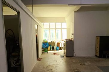 Bandar Puteri 4+ below market price+ 2nd floor Walking distance to LRT (few shop away only) 