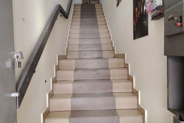 Bandar Puteri 4+ below market price+ 2nd floor Walking distance to LRT (few shop away only) 