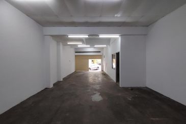 Bandar Puteri 7 Suitable Small business, storage, coin laundry centra - Strategic place Shop Lot glr