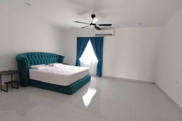 Puchong intan 3 sty new renovated new fully funished 