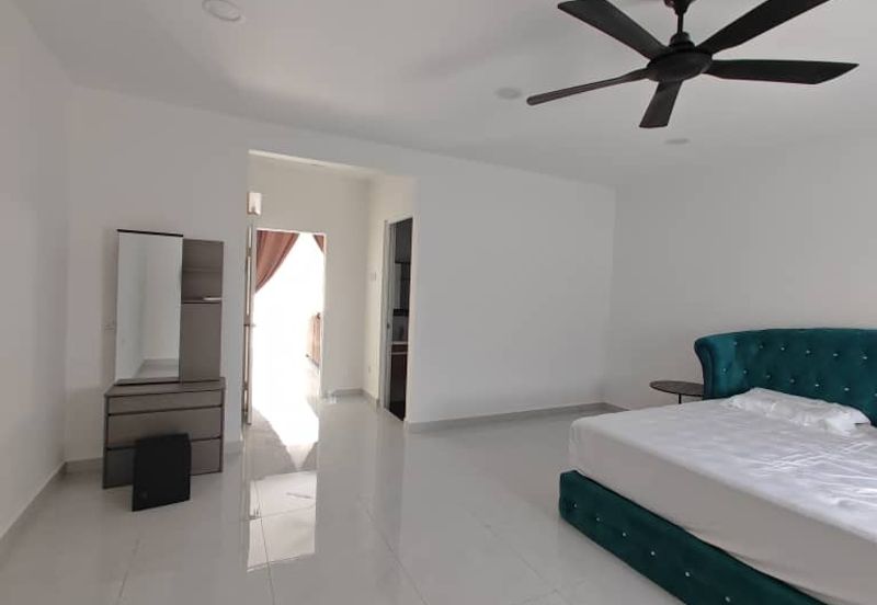 Puchong intan 3 sty new renovated new fully funished 