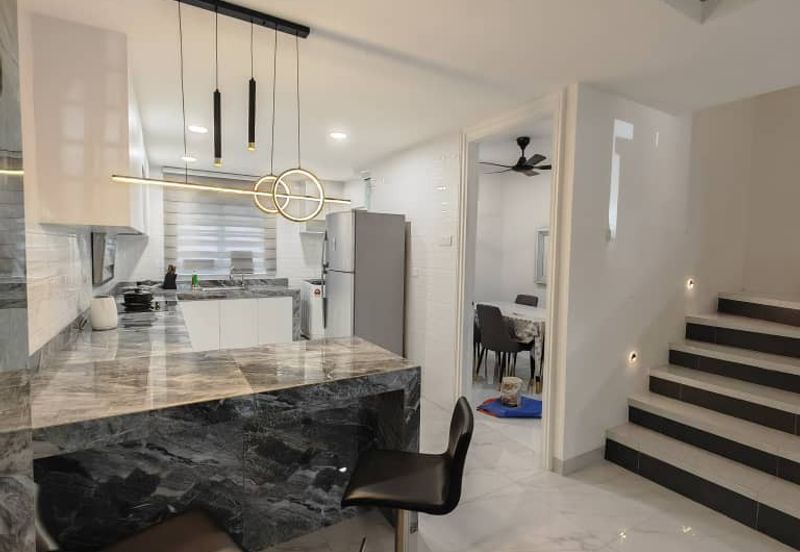 Puchong intan 3 sty new renovated new fully funished 