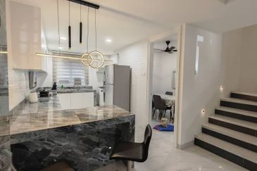 Puchong intan 3 sty new renovated new fully funished 