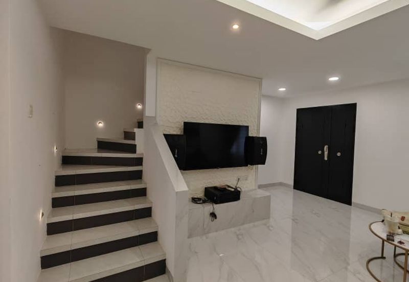 Puchong intan 3 sty new renovated new fully funished 