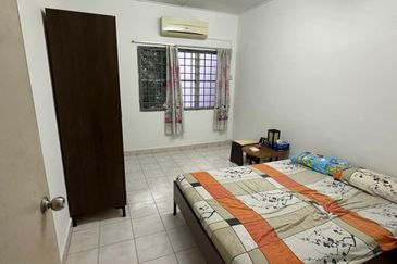 Taman Putra Prima (Phase 3) Super Nice Environment+Well-Kept+Facing South / East 320 per sq. ft