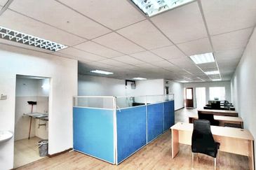 3 Strorey Shop Office The Reef Rawang for Sale