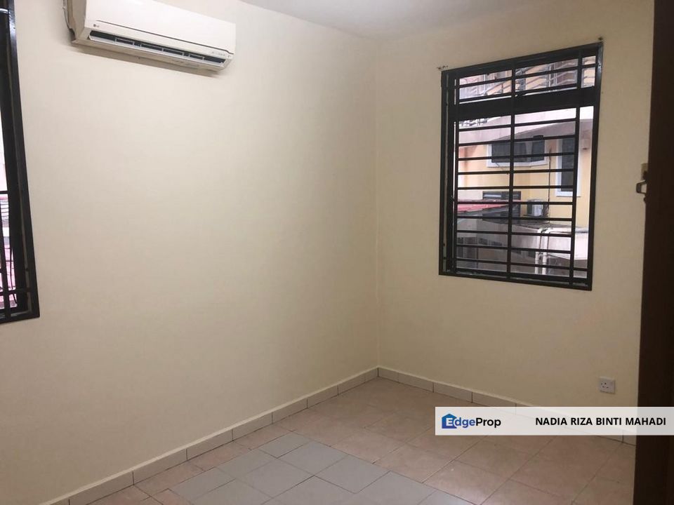 Spacious 4+1 bedrooms lower unit townhouse in Cyberia Townhouse, Cyberjaya, Selangor, Cyberjaya