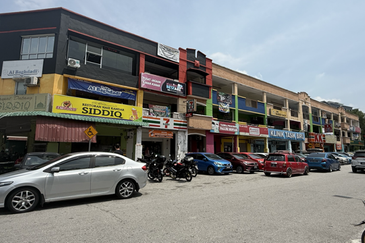 Tenanted Intermediate Shop Lot Units at Laguna Biru Kundang, Rawang