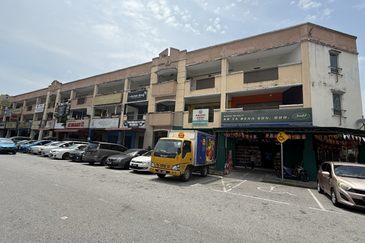 Tenanted Intermediate Shop Lot Units at Laguna Biru Kundang, Rawang
