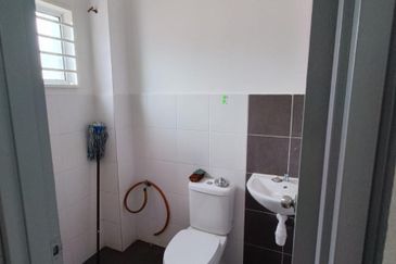 4-Bed Terrace "Like New" @ Taman Salak Cempaka Sepang