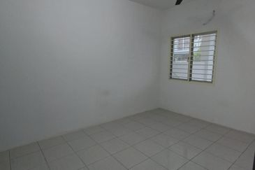 4-Bed Terrace "Like New" @ Taman Salak Cempaka Sepang