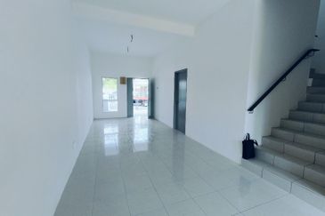 4-Bed Terrace "Like New" @ Taman Salak Cempaka Sepang