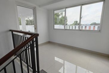 USJ Avenue USJ Heights 3 Storey Bungalow with Swimming Pool FOR SALE