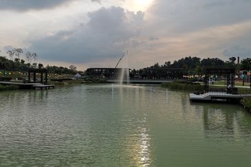 Lakefront Condominium | Emerald Hills @ Alam Damai