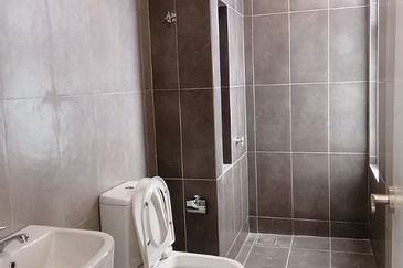 Lakefront Condominium | Emerald Hills @ Alam Damai