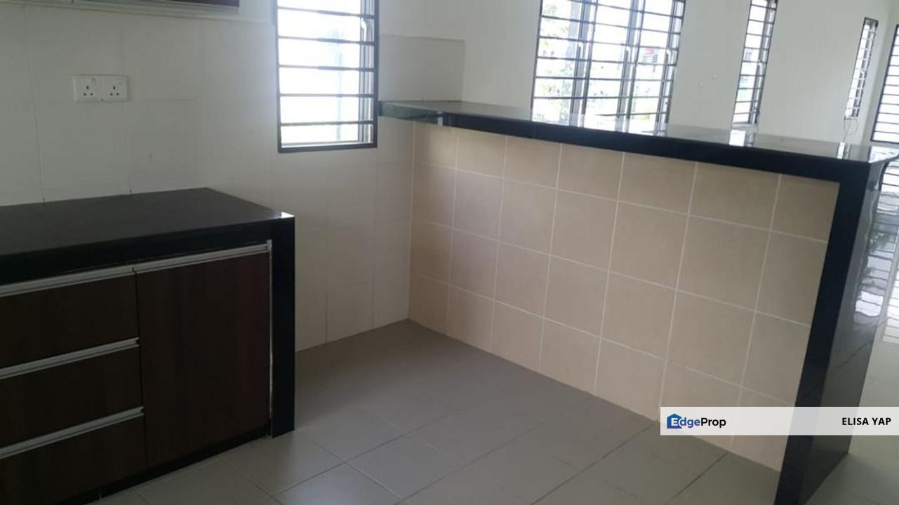 Egreta  Taman Saujana Rawang 2 Storey End Lot House Extra 10 feet Partially furnished FOR SALE, Selangor, Rawang