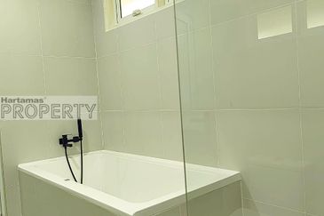 3 story bungalow villas @ Bukit Tunku Kenny Hill, nicely maintain unit