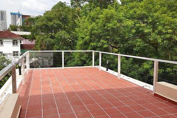 3 story bungalow villas @ Bukit Tunku Kenny Hill, nicely maintain unit