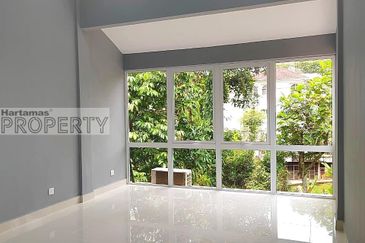 3 story bungalow villas @ Bukit Tunku Kenny Hill, nicely maintain unit