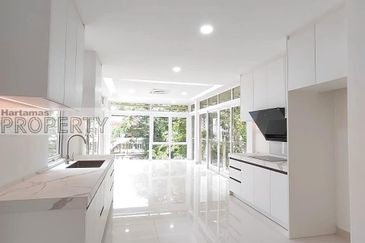 3 story bungalow villas @ Bukit Tunku Kenny Hill, nicely maintain unit