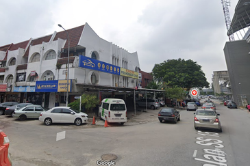 Near LRT SS15 Corner Shop lot Beside main road fully tenanted High ROI 4.6%