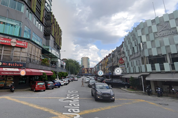 Near LRT SS15 Corner Shop lot Beside main road fully tenanted High ROI 4.6%