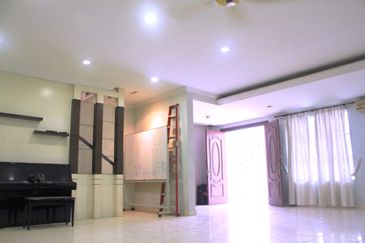 3 storey Corner House 24 hour Security Guarded Taman Selesaria 