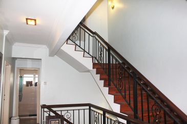 3 storey Corner House 24 hour Security Guarded Taman Selesaria 