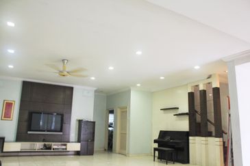 3 storey Corner House 24 hour Security Guarded Taman Selesaria 